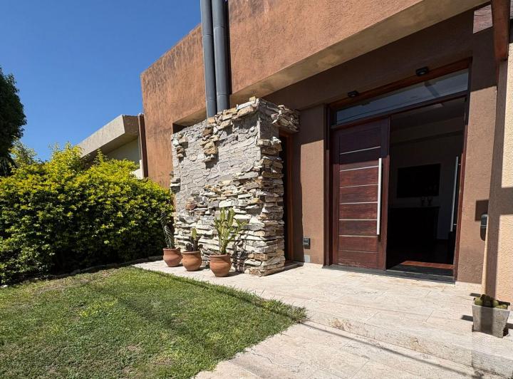 Casa · 120m² · 7 Ambientes · 2 Cocheras