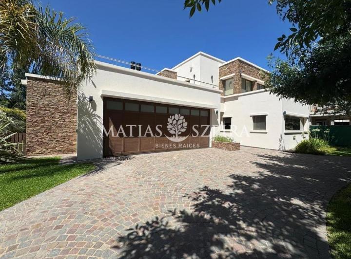 Casa · 371m² · 6 Ambientes · 2 Cocheras