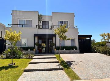 Casa · 300m² · 7 Ambientes · 3 Cocheras · Casa en Venta en Los Carpinchos, Nordelta