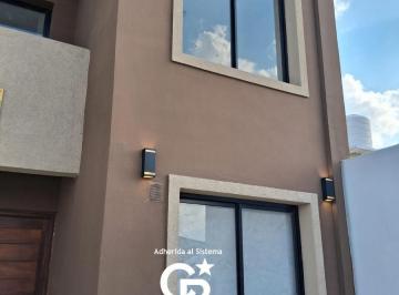 Casa · 182m² · 4 Ambientes · 1 Cochera · Duplex