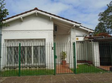 Casa · 123m² · 4 Ambientes · 1 Cochera · Chalet Tradicional Ubicado en Castelar Norte