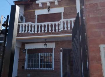Casa · 140m² · 4 Ambientes · 1 Cochera · Casa Triplex en Alquiler con Cochera en San Fernando