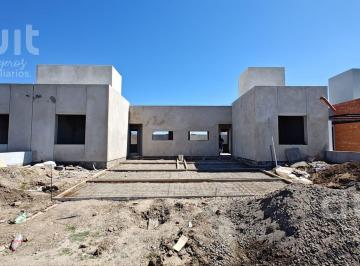 Casa · 80m² · 3 Ambientes · 2 Cocheras · Excelentes Duplex en Quebradas de Manantiales! 2 Dorm.! Lote Grande!