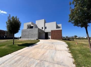 Casa · 325m² · 5 Ambientes · 4 Cocheras · Casa en Venta en Riberas, Puertos, Escobar