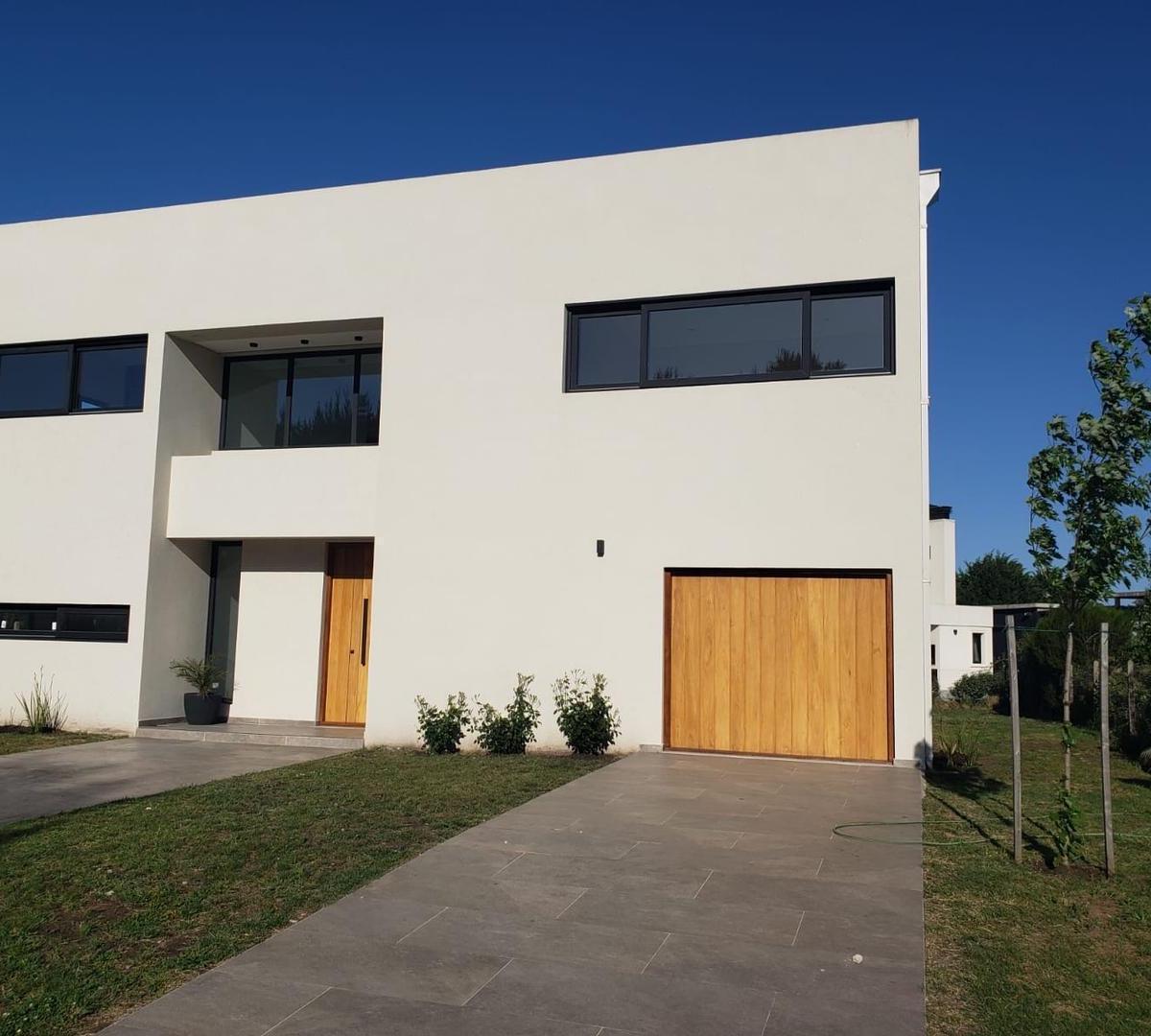 Chalet sobre lote de 625 Mts2, 4 amb, 3 dorm, 3 baños, 2 coch.