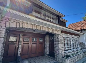 Casa · 261m² · 5 Ambientes · 1 Cochera · Chalet 5 Amb. Quincho, Garaje y Jardin - La Perla