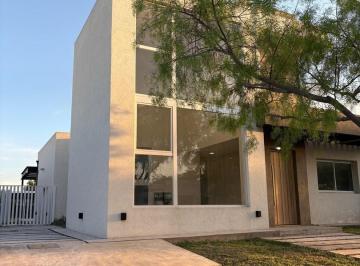 Casa · 147m² · 4 Ambientes · 2 Cocheras · Casa en Venta en Santa Elena, Pilar, G. B. a. Zona Norte