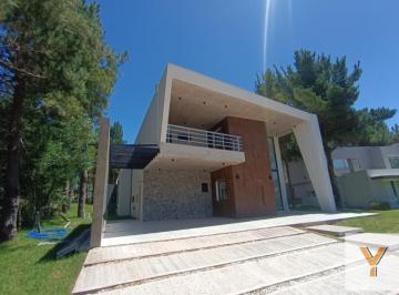 Casa · 214m² · 5 Ambientes · Casa en Venta - 4 Dorm. 6 Baños - Pinamar