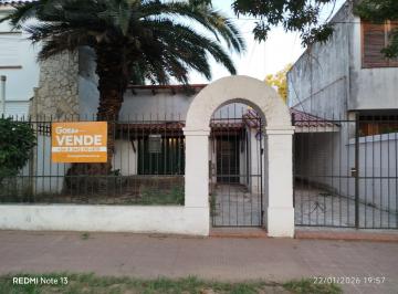 Casa · 157m² · 5 Ambientes · 1 Cochera · Casa en Venta Alberdi 3 Dorm., Acepta Permuta