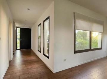 Casa · 222m² · 7 Ambientes · 2 Cocheras · Casa en Venta - 5 Dorm. 4 Baños - Escobar