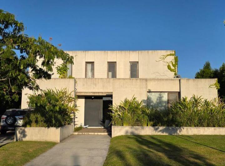 Casa · 244m² · 7 Ambientes · 6 Cocheras
