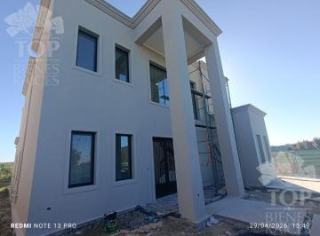 Casa · 240m² · 6 Ambientes · 2 Cocheras · Casa con Espejo de Agua