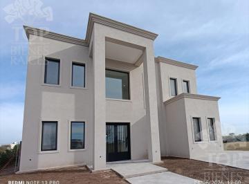 Casa · 240m² · 6 Ambientes · 2 Cocheras · Casa con Espejo de Agua