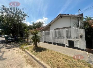 FRENTE · Venta Casa de 3 Ambientes en Martinez