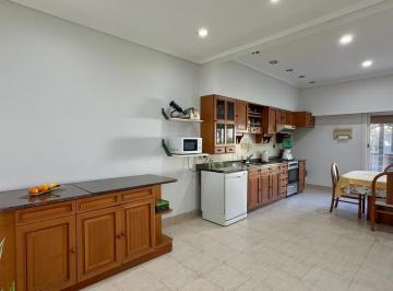 Casa · 300m² · 5 Ambientes · 1 Cochera · Chalet de 5 Ambientes en Moron Sur Residencial