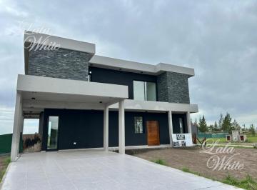 Casa · 151m² · 4 Ambientes · 2 Cocheras · Casa con Pileta en Venta - Lares de Canning, Ezeiza