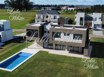 Casa · 211m² · 5 Ambientes · 2 Cocheras · Casa con Pileta en Venta - La Providencia Country Club, Canning, Ezeiza