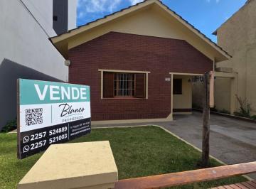 Casa · 70m² · 3 Ambientes · 1 Cochera · Excelente Opcion de Inversion! Ideal Para Desarrollo Comercial Y/o Vivienda Permanente.