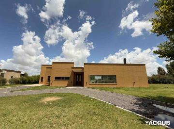 Casa · 210m² · 5 Ambientes · Casa en Alquiler - 4 Dorm. 4 Baños - 1.750 m² - La Plata