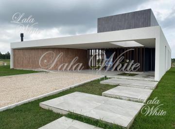 Casa · 254m² · 4 Ambientes · 2 Cocheras · Casa en Venta con Pileta en La Providencia Country Club, Canning, Ezeiza