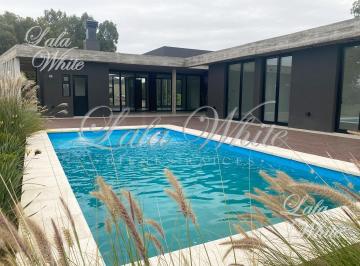 Casa · 198m² · 4 Ambientes · 1 Cochera · Casa con Pileta en Venta - La Providencia Country Club, Canning, Ezeiza
