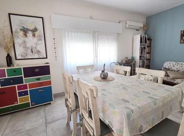 Casa · 159m² · 5 Ambientes · 3 Cocheras · Apto Credito Venta Casa con Casa de Huespedes en Troncos del Talar
