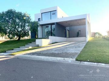 Casa · 255m² · 5 Ambientes · 1 Cochera · Casa en La Reserva Cardales