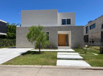 Casa · 268m² · 5 Ambientes · 2 Cocheras · Casa en Laguna Grande