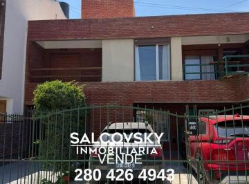 Departamento · 99m² · 4 Ambientes · 1 Cochera · Dúplex en Venta de 3 Dorm. en Puerto Madryn a 2 Cuadras de La Playa!