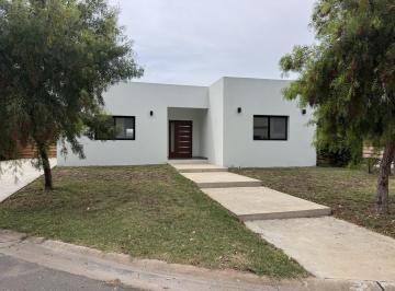 Casa · 140m² · 4 Ambientes · Casa en San Ramon, Pilar del Este