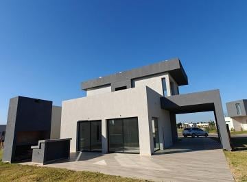 Casa · 200m² · 4 Ambientes · 4 Cocheras · Casa con Pileta en Venta en San Sebastian