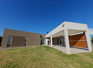 Casa · 200m² · 4 Ambientes · 4 Cocheras · Casa en Venta en San Sebastian
