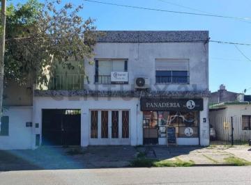 Local comercial · 239m² · 8 Ambientes · 10 Cocheras · Casa con Local Al Frente en Calle Comercial de Altos de San Lorenzo
