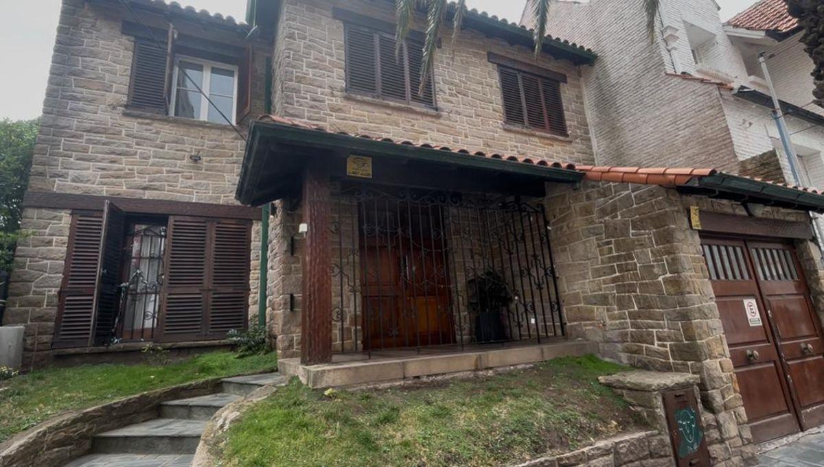 Chalet 4 amb, 290m² cubiertos en Playa Chica con garage y gran parque