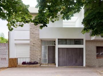 Casa · 205m² · 7 Ambientes · 1 Cochera · Casa en Venta - La Plata