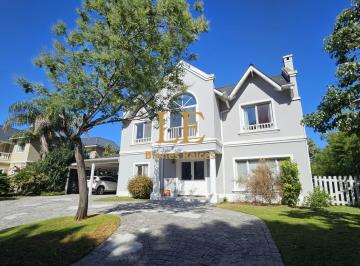 Casa · 250m² · 4 Ambientes · 6 Cocheras · Casa en Venta - Barrio Septiembre