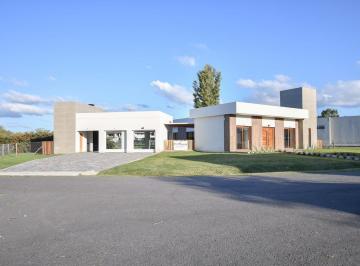 Casa · 240m² · 6 Ambientes · 3 Cocheras · Casa en Venta - Lomas de City Bell