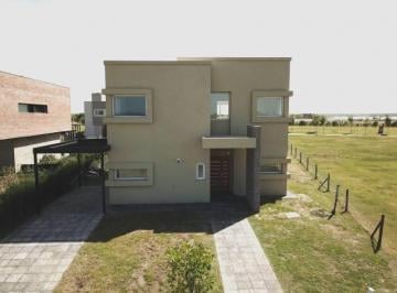 Casa · 215m² · 3 Dormitorios · 4 Cocheras · Puertos / Araucarias - a Estrenar: Calidad Constructiva