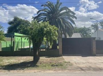 Casa · 80m² · 4 Ambientes · 1 Cochera · Casa en Peru Al 500 Entre del Carmen y La Rioja