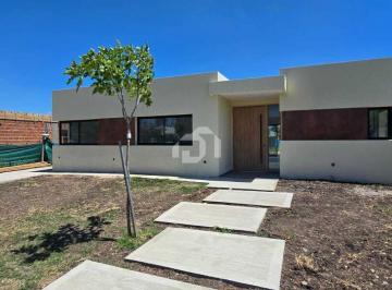 Casa · 154m² · 4 Ambientes · 2 Cocheras · Casa en Venta en Santa Sofía, Pilar del Este, Pilar