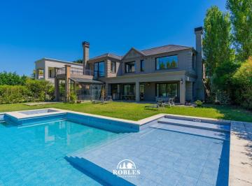 Casa · 361m² · 4 Ambientes · Importante Residencia en El Barrio Privado Rumenco