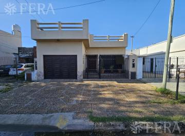 Casa · 180m² · 4 Ambientes · 1 Cochera · Venta de Casa 4 Ambientes con Cochera en Bernal Oeste