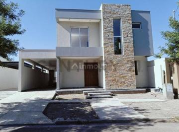 Casa · 296m² · 6 Ambientes · 3 Cocheras · Venta de Casa de Categoría Barrio Rincón de Drummond