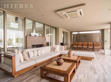 Casa · 515m² · 8 Ambientes · 4 Cocheras · Espectacular Casa en Venta en El Barrio La Laguna Al Agua!