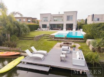 Casa · 515m² · 8 Ambientes · 4 Cocheras · Espectacular Casa en Venta en El Barrio La Laguna Al Agua!