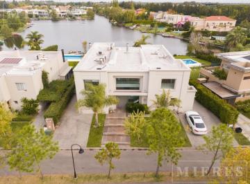Casa · 515m² · 8 Ambientes · 4 Cocheras · Espectacular Casa en Venta en El Barrio La Laguna Al Agua!