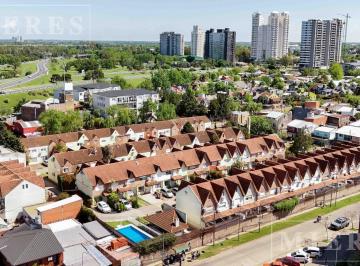 Casa · 95m² · 4 Ambientes · 1 Cochera · Tríplex en Venta en Pinar de Tigre