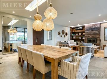 Casa · 366m² · 8 Ambientes · Casa en Venta en El Barrio La Laguna