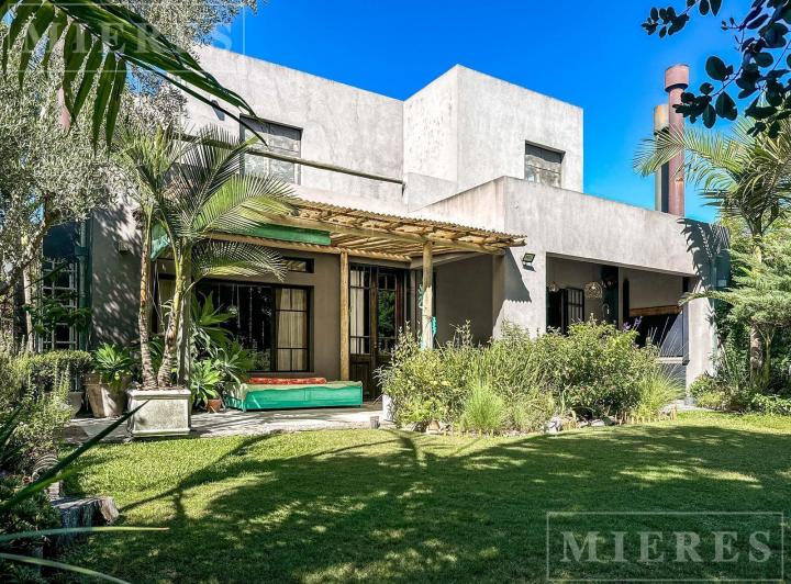Casa · 253m² · 4 Ambientes · 2 Cocheras