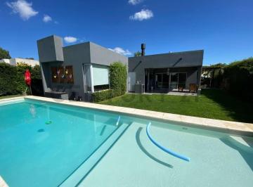 Casa · 142m² · 4 Ambientes · 3 Cocheras · Casa con Pileta Climatizada y Parquizada